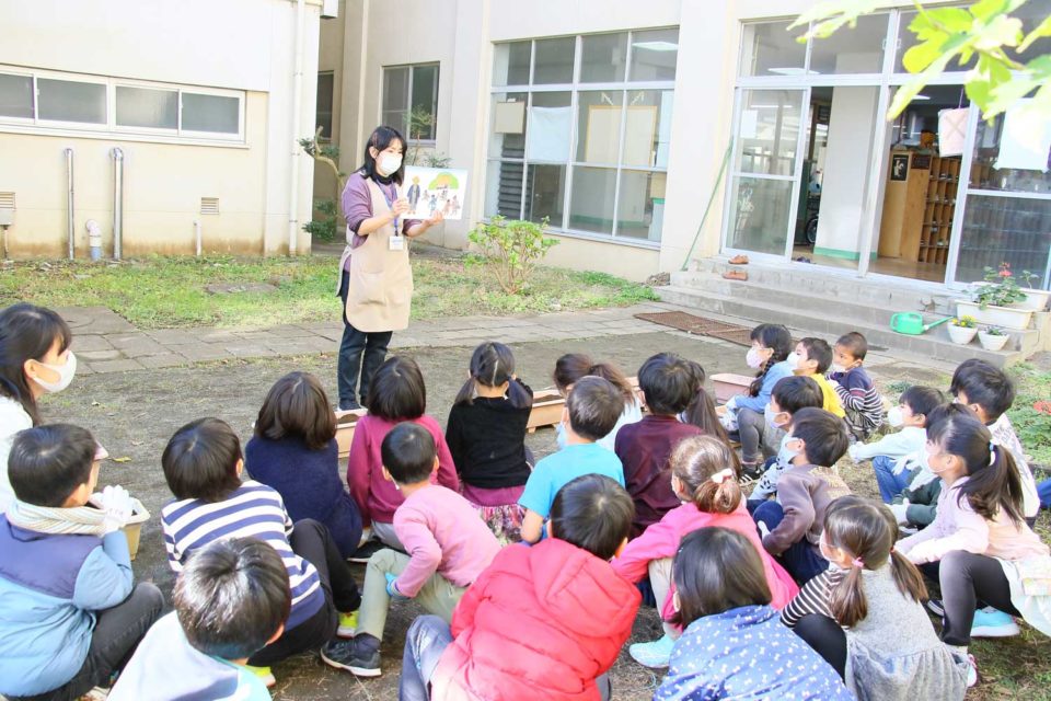 聞き入る子どもたち