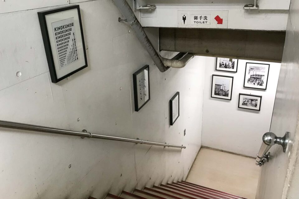 地下へ降りる階段
