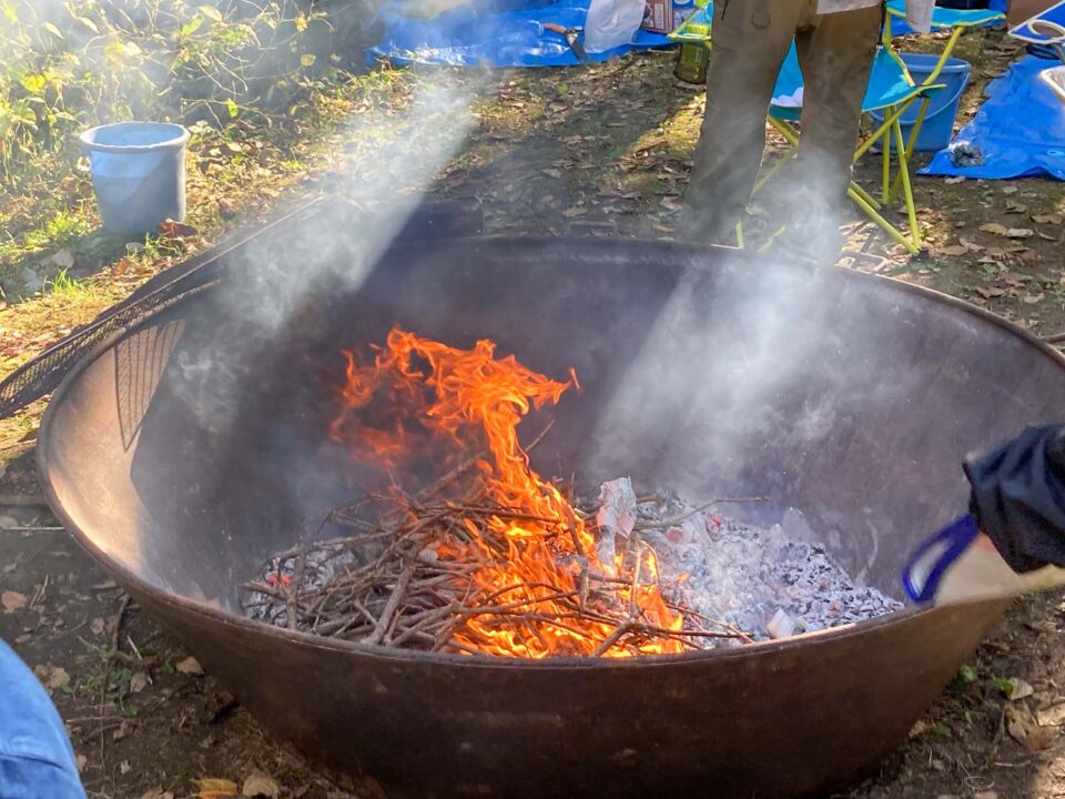 炭化器で小枝を燃やす
