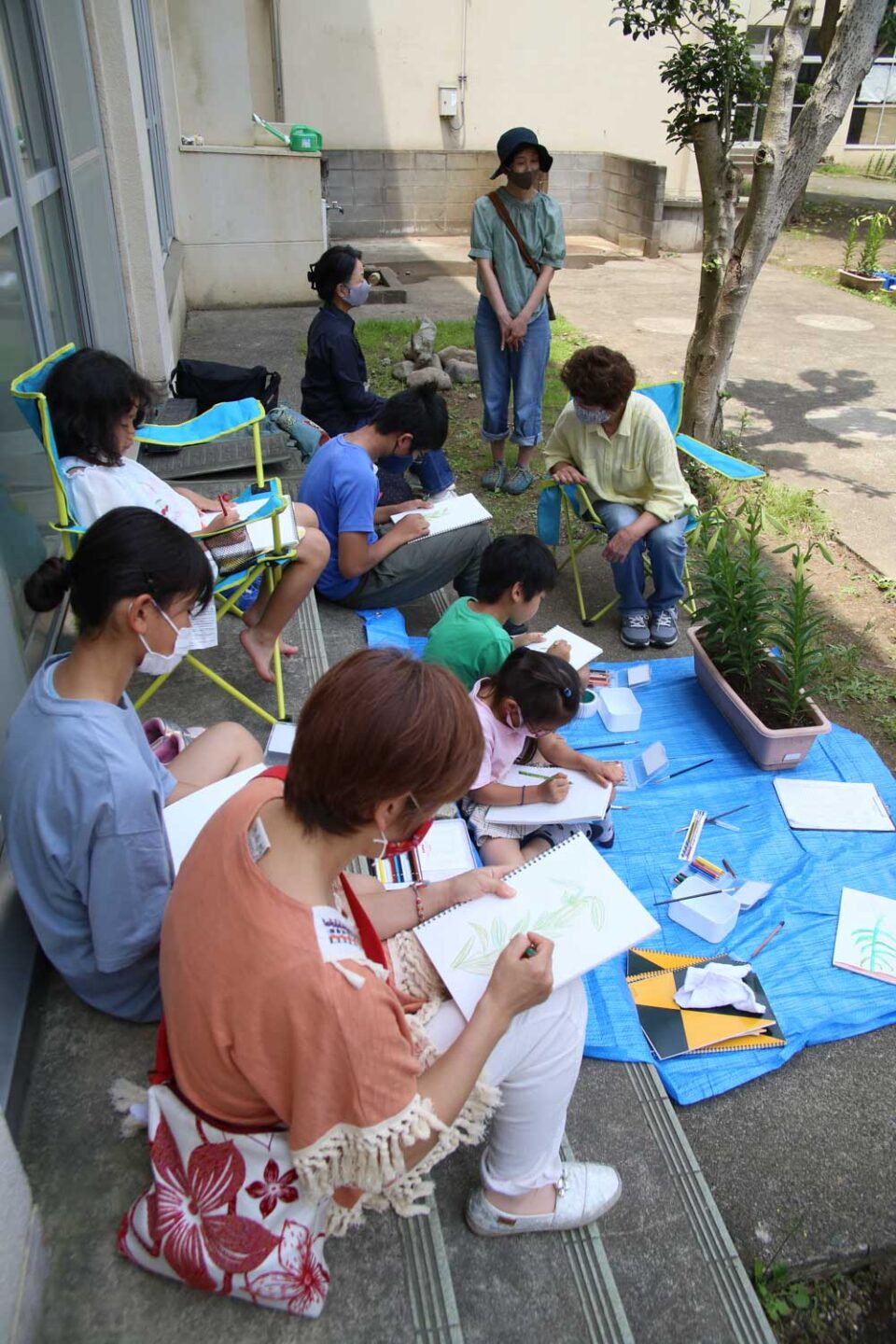 中庭でユリの絵を描く