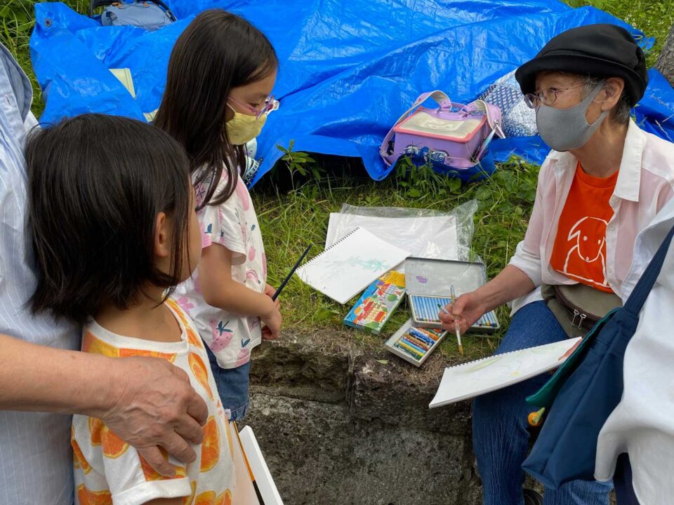 外でユリの絵を描く